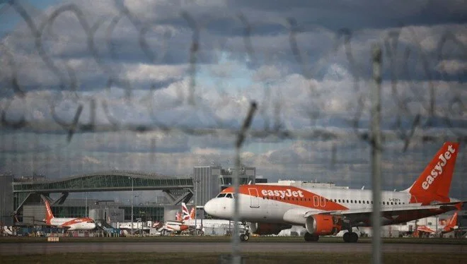 Faciadan kıl payı kurtuluş: Havalimanında iki uçak çarpıştı